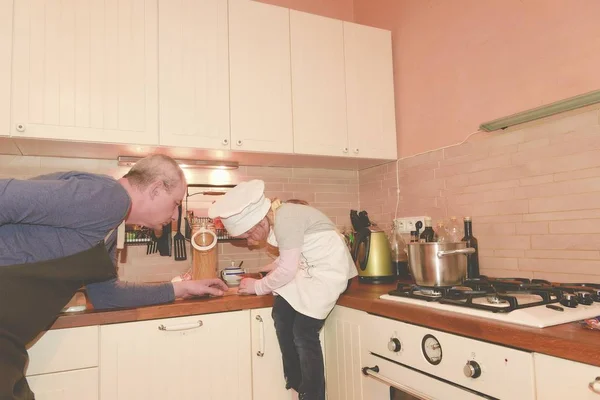 娘と夕食にスパゲティを作って台所で父親. — ストック写真