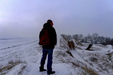 Orta yaş adam kış manzara modunda sunsrise sırasında ayakta