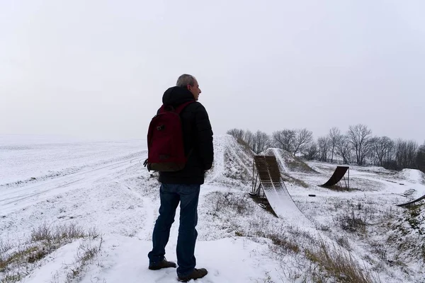 Uomo di mezza età in piedi in un bellissimo paesaggio invernale — Foto Stock