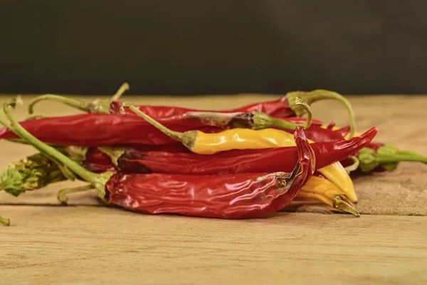 Encogimiento y moldeo de chiles sobre fondo de madera. Chiles podridos. Primer plano — Foto de Stock