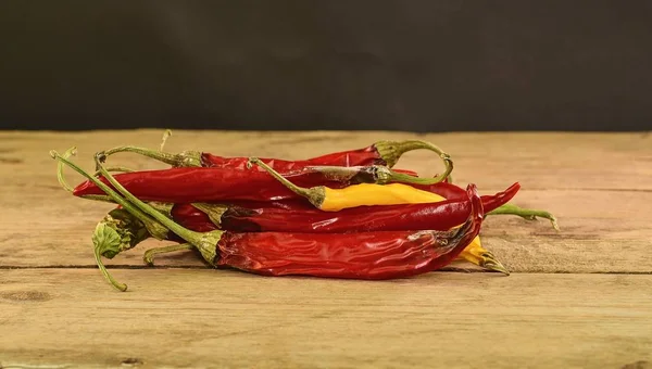 Encogimiento y moldeo de chiles sobre fondo de madera. Chiles podridos. Primer plano — Foto de Stock