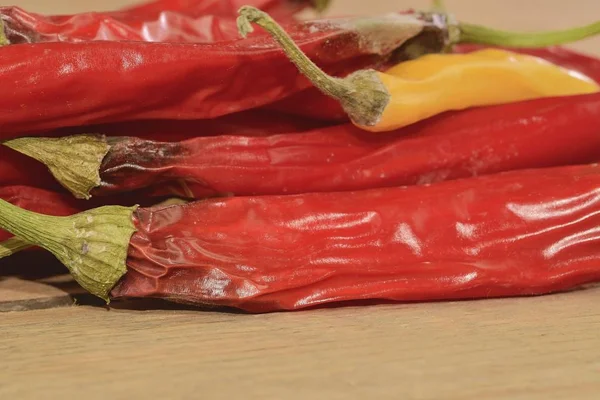 Kutistuminen ja hometta chili paprikat puinen tausta. Mätää chiliä. Tasainen muotoilu — kuvapankkivalokuva