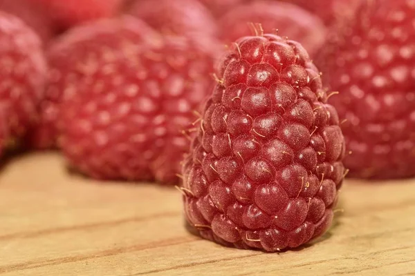 Red-gefruite frambozen op houten achtergrond. Frambozen achtergrond. Close-up — Stockfoto