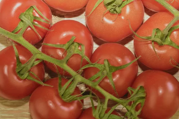 Rustik ahşap zemin üzerine taze kiraz domates. Beyaz arka plan. — Stok fotoğraf