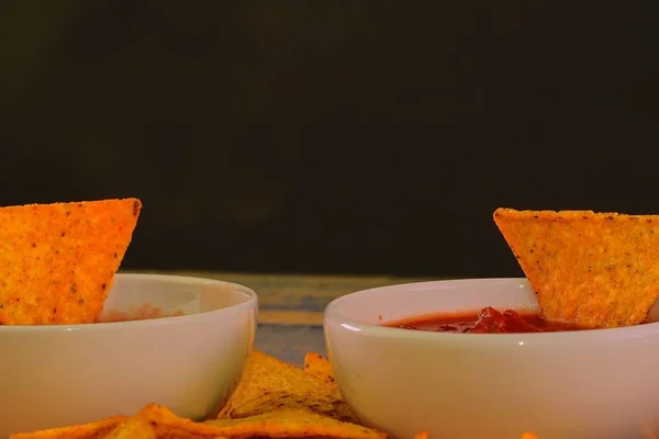 Chilimais-Chips mit Salsa-Dip auf hölzernem Hintergrund — Stockfoto