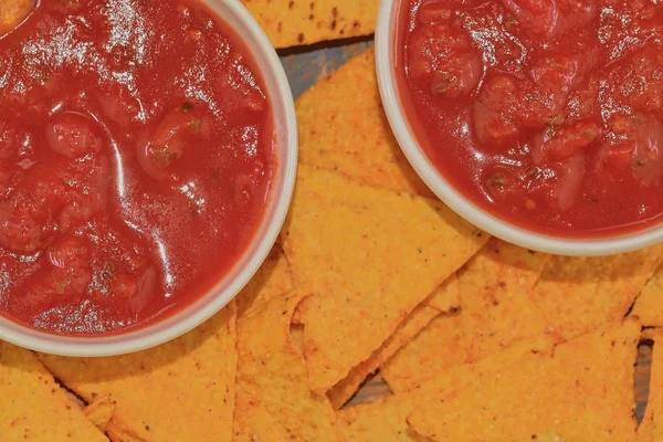 Biber mısır cipsi ahşap arka plan üzerinde salsa sos ile — Stok fotoğraf