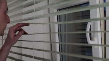 Midlle yaş man bir kanepe ile arıyorum. Temalar merakım yüzünden, gözetim veya görme yeteneği