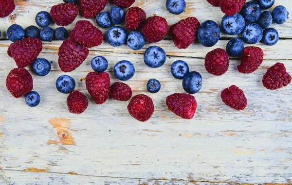 Gezonde vruchtenmengsels en ingrediënten met aardbei, framboos, bosbes van bovenaanzicht. Bessen op rustieke witte houten achtergrond. Platte ontwerp. Vrije ruimte voor tekst. Ruimte voor banner kopiëren — Stockfoto