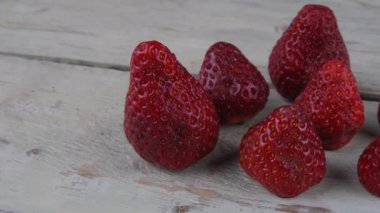 Çilek beyaz rustik ahşap zemin üzerinde. Beyaz ve siyah arka plan