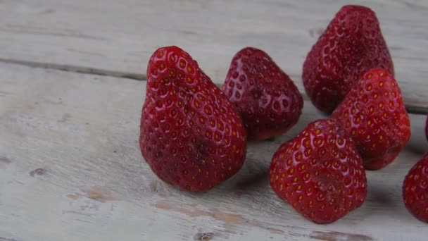 Erdbeeren auf rustikalem weißem Holzgrund. weißen und schwarzen Hintergrund — Stockvideo