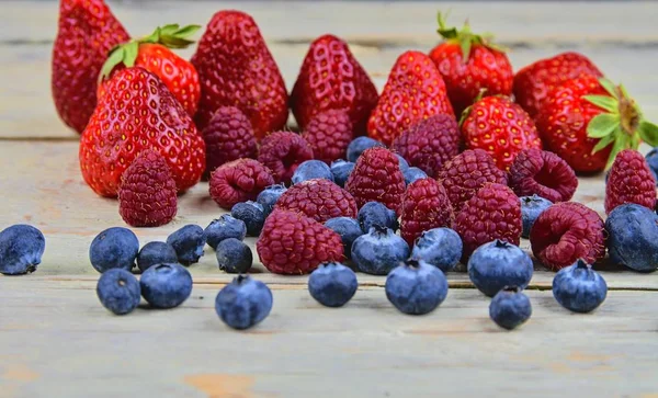 健康的混合水果和配料, 草莓, 覆盆子, 蓝莓。在质朴的白色木质背景浆果。特写。宏图像 — 图库照片