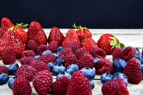 健康的混合水果和配料, 草莓, 覆盆子, 蓝莓。在质朴的白色木质背景浆果。文本的可用空间。为横幅复制空间 — 图库照片