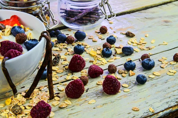 Sarapan sehat, sereal dengan yoghurt, stroberi, blueberry, raspberry dan muesli dengan latar belakang kayu pedesaan. Konsep: kebugaran, diet, kesehatan dan sarapan — Stok Foto