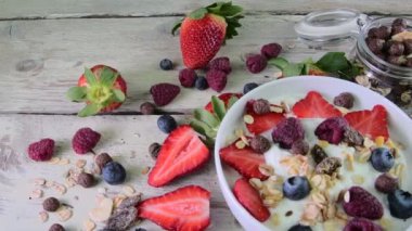 Yapılan yoğurt, böğürtlen, ahududu, yaban mersini, müsli ile tipik bir gerçek kahvaltı bileşimi. Kavramı: fitness, beslenme, sağlık ve kahvaltı. Üstten Görünüm