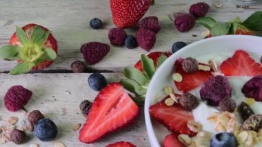 Yapılan yoğurt, böğürtlen, ahududu, yaban mersini, müsli ile tipik bir gerçek kahvaltı bileşimi. Kavramı: fitness, beslenme, sağlık ve kahvaltı. Üstten Görünüm