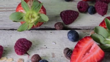 Yapılan yoğurt, böğürtlen, ahududu, yaban mersini, müsli ile tipik bir gerçek kahvaltı bileşimi. Kavramı: fitness, beslenme, sağlık ve kahvaltı. Üstten Görünüm