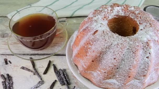 Torta de arena a la antigua con taza de té negro y trozos de vainilla sobre fondo de madera. Pastel de esponja de yema de huevo con fresas sobre fondo blanco rústico — Vídeo de stock