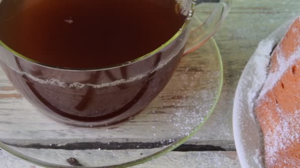 Staromódní dort s šálek černého čaje a kousky vanilky na dřevěné pozadí. Žloutek piškotový dort s stawberries na rustikální bílém pozadí — Stock video