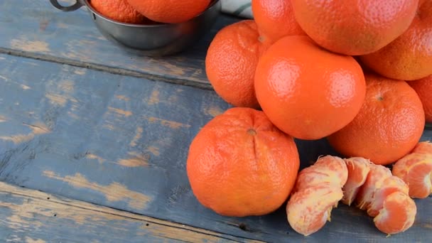 Mandarinen auf Holzgrund. Gesundheits- und Ernährungskonzept — Stockvideo