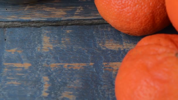 Mandarinas sobre fondo de madera. Concepto saludable y dietético — Vídeos de Stock