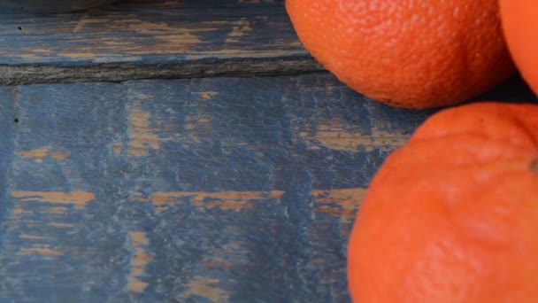 Mandarinas sobre fondo de madera. Concepto saludable y dietético — Vídeo de stock