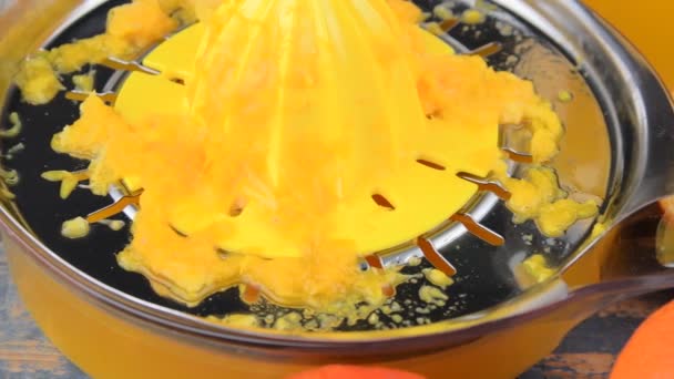 Tangerines, oranges, un verre de jus d'orange et un presse-agrumes manuel sur fond de bois bleu. Oranges coupées en deux 