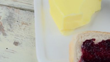 Reçel, tereyağı tereyağı yemek ve reçel spread tost. Sağlıklı ve diyet kavramı. Kırsal beyaz tahta adam