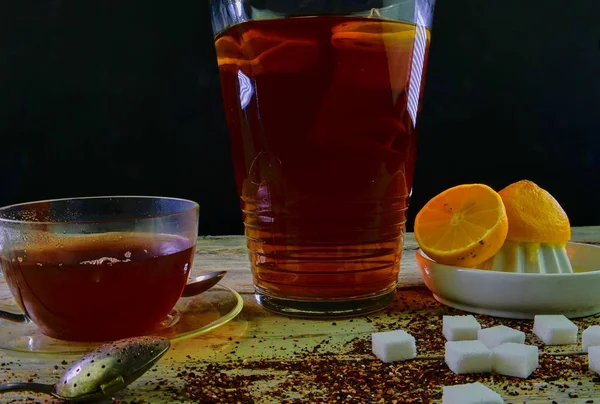 红茶, 一杯红茶, 手工挤压柠檬。一壶红茶和一大块糖。深色图像 — 图库照片