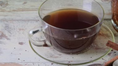 Siyah çay, limon ile manuel sıkacağı. Siyah çay ve şeker küpler bir sürahi.