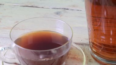Siyah çay, limon ile manuel sıkacağı. Siyah çay ve şeker küpler bir sürahi.