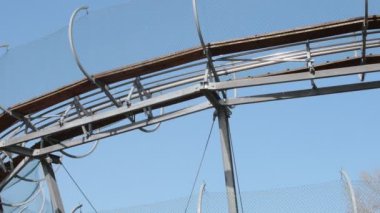 Abondened yaz kızak pisti. Yıkık kızak parça