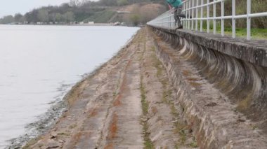 Orta göl kıyısında koşan adam yaşlı. Banka üzerinde koşan yalnızlık olgun adam. Etkin adam kavramı