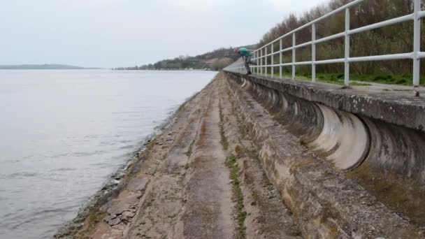 Uomo di mezza età che corre sulla riva del lago. Solitudine uomo maturo che corre sulla riva. Concetto di uomo attivo — Video Stock