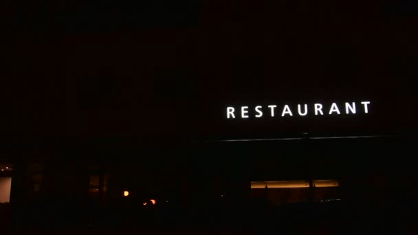 Φως νέον σύμβολο - εστιατόριο. Λευκό ΑΝΟΙΚΤΩΝ για εστιατόρια — Αρχείο Βίντεο