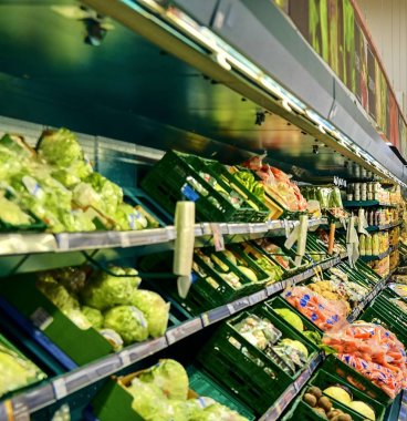 Avrupa'nın perakende mağazasında greengrocery bölüm bulanık. Greengrocery yerel süpermarket, ufuk arka plan