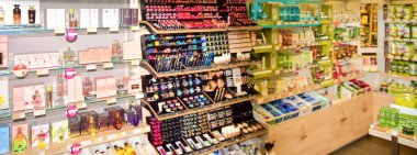 Avrupa 'da perakende mağazasında Parfümeri bulanık görünümü. Yerel süpermarkette parfümeri, defocused arka plan