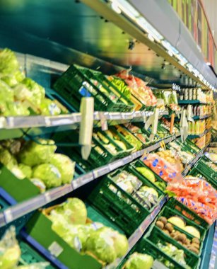 Avrupa'nın perakende mağazasında greengrocery bölüm bulanık. Greengrocery yerel süpermarket, ufuk arka plan