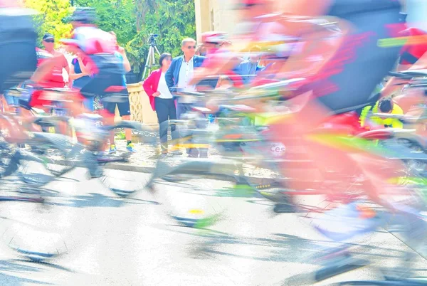 Fondo artístico abstracto: desenfoque de movimiento de los ciclistas que compiten en las calles de la ciudad. Tour de ciclismo. Deporte de fondo borroso con ciclistas — Foto de Stock