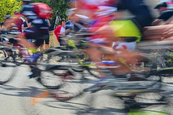 Résumé arty background : motion blur of bike racers competing on city streets. Tour de vélo. Sport de fond flou avec les cyclistes — Photo