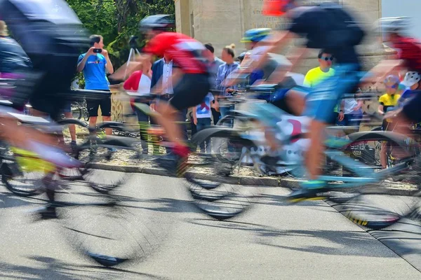 Fondo artístico abstracto: desenfoque de movimiento de los ciclistas que compiten en las calles de la ciudad. Tour de ciclismo. Deporte de fondo borroso con ciclistas — Foto de Stock