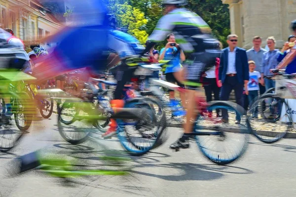 Résumé arty background : motion blur of bike racers competing on city streets. Tour de vélo. Sport de fond flou avec les cyclistes — Photo