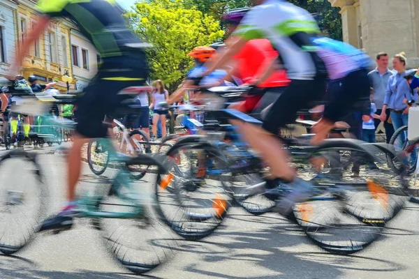 Résumé arty background : motion blur of bike racers competing on city streets. Tour de vélo. Sport de fond flou avec les cyclistes — Photo