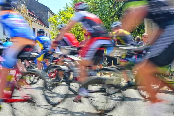 Résumé arty background : motion blur of bike racers competing on city streets. Tour de vélo. Sport de fond flou avec les cyclistes — Photo