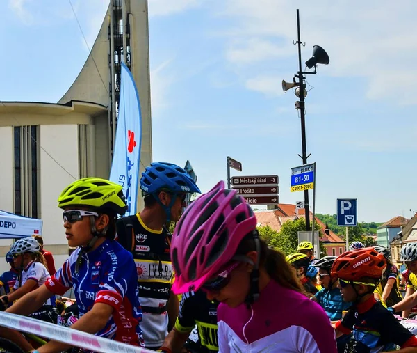 Compétition traditionnelle de vélo Vélo pour la vie. Coureurs en attente de départ . — Photo