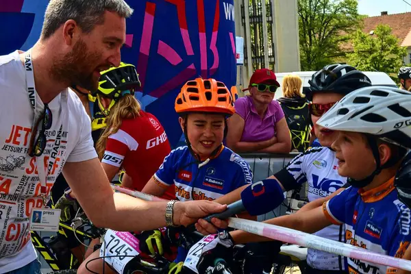 Compétition traditionnelle de vélo Vélo pour la vie. Les coureurs attendent le départ. Journaliste de la télévision tchèque demandant jeune cycliste . — Photo