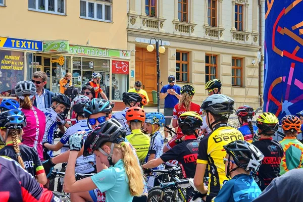 Традиционное соревнование велосипедов на всю жизнь. Гонщики ждут старта . — стоковое фото