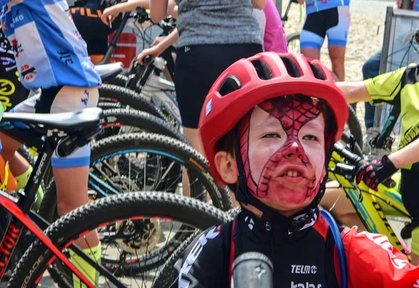 Competencia de bicicleta tradicional Bicicleta de por vida. Los corredores esperan para empezar. Joven ciclista tiene maquillaje como Spiderman  . — Foto de Stock