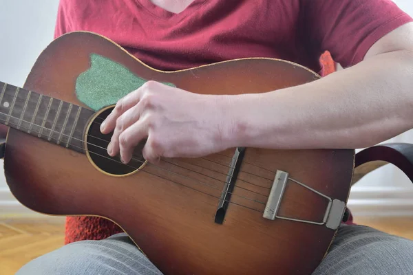 Člověk hrát na kytaru. Hudební koncept. Detail. — Stock fotografie