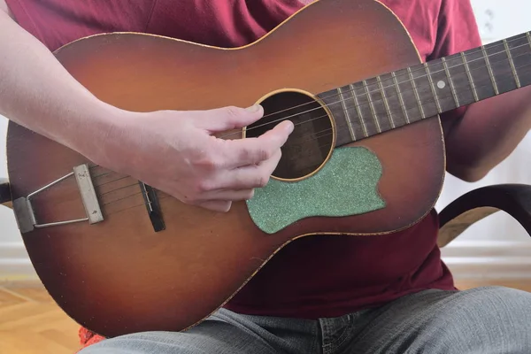 アコースティック ギターを演奏する男性のクローズ アップ。音楽的な概念 — ストック写真