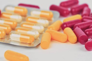 Fişek ışığıyla düzenlenmiş su toplamada kapsül haplarıyla dolu. İlaç endüstrisi konsepti. Eczane eczanesi. Antibiyotik ilaç direnci.